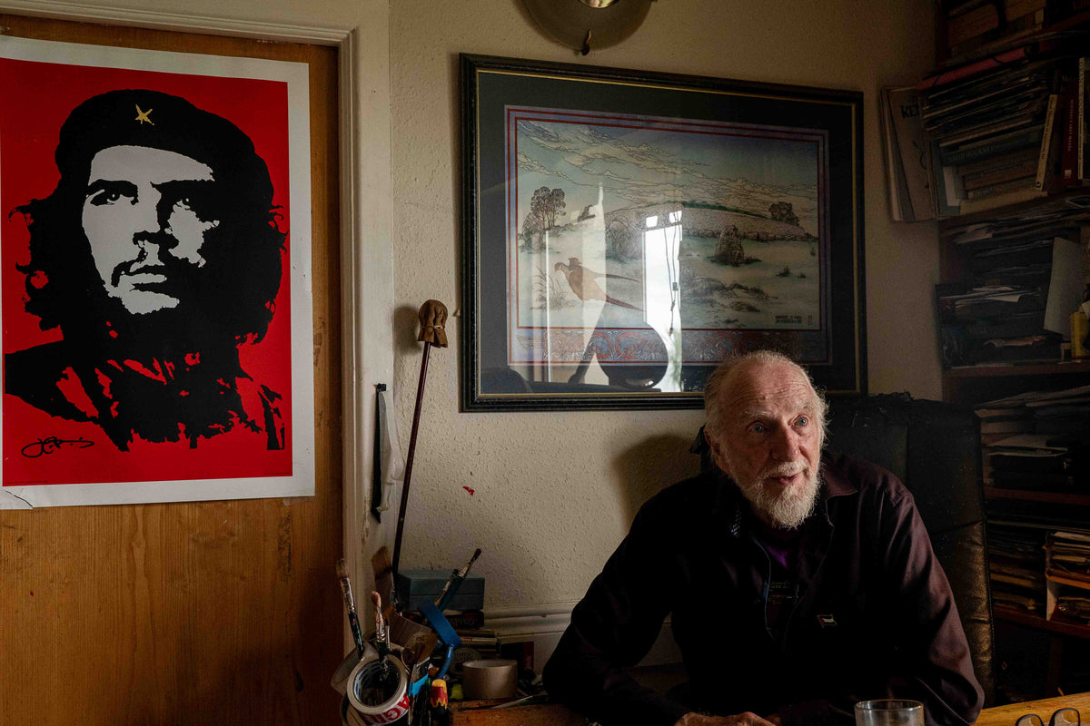 In the studio with Jim Fitzpatrick's Che Guevara artwork, for the Jim Fitzpatrick × AMACH charity tee